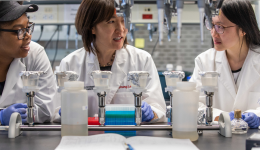 Jiyoung Lee with students in lab