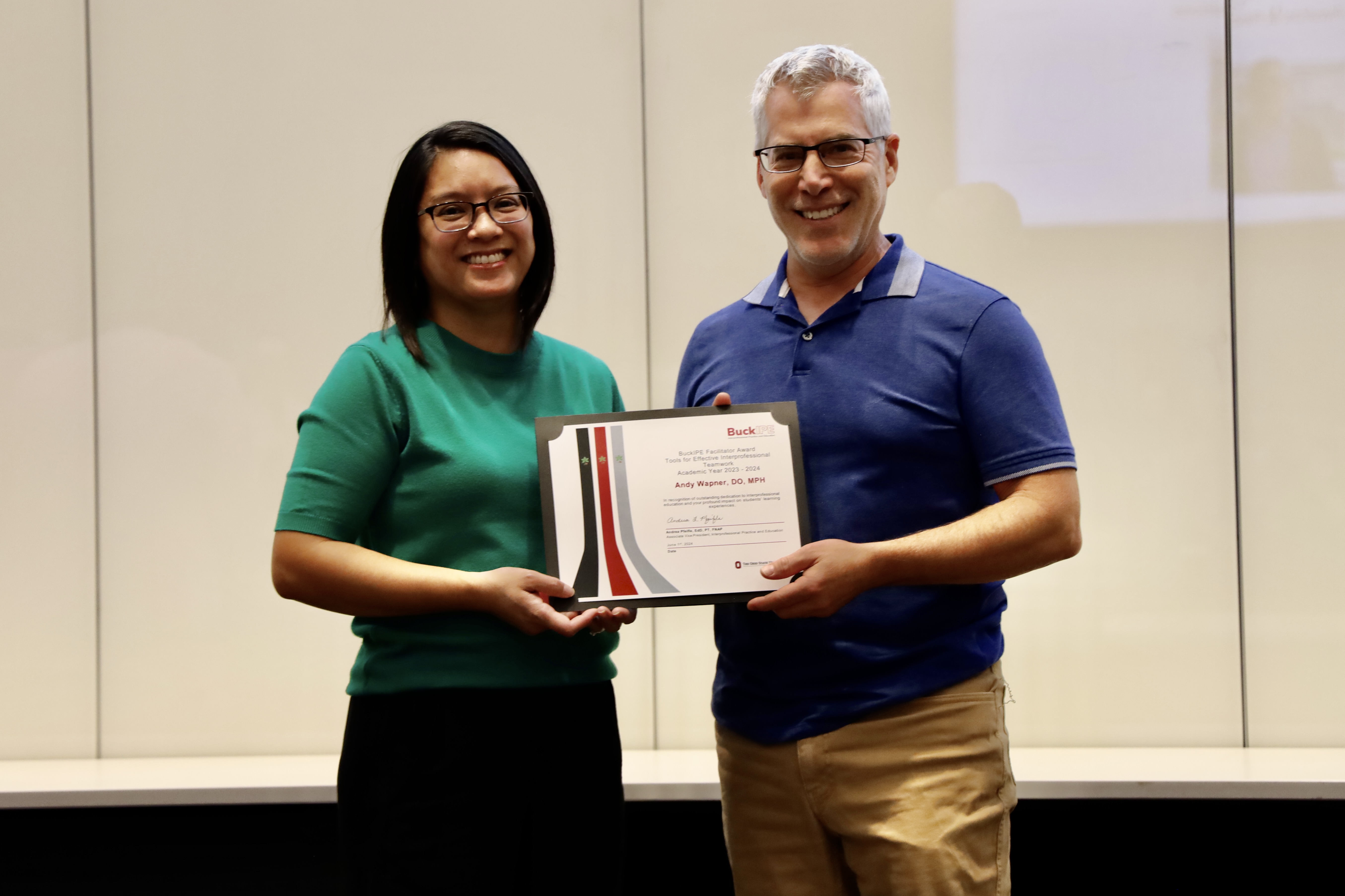 Cynthia Dougherty presents Andy Wapner with his award