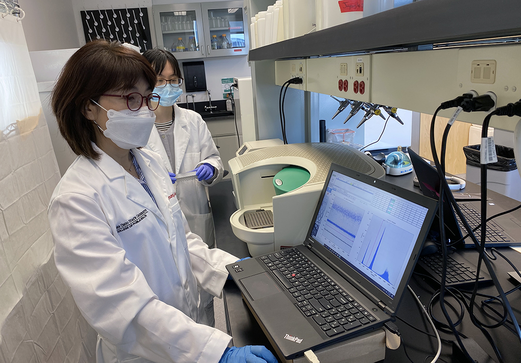 Jiyoung Lee and PhD student Yuehan Ai in lab