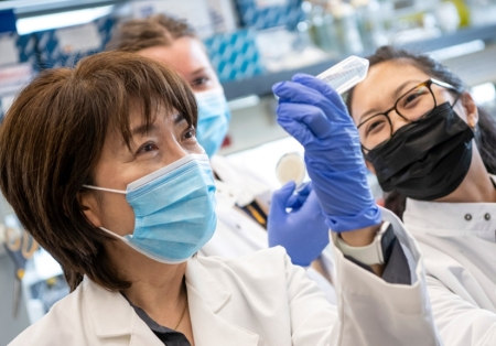 Jiyoung Lee and students in lab