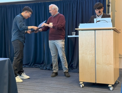 Lingpeng Shan receiving his award