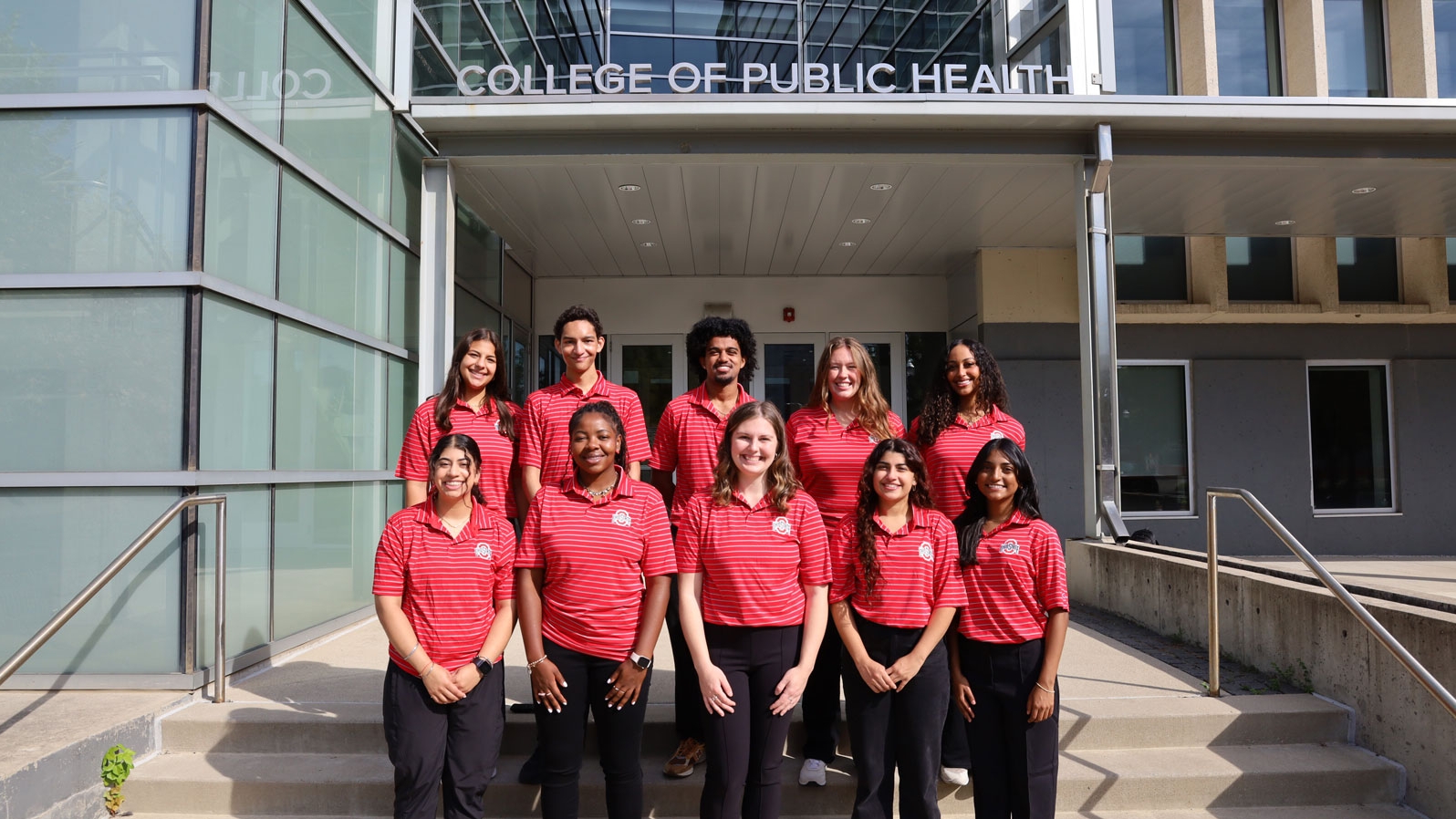 Undergrad student Ambassadors for 2024-25 on the front steps of Cunz Hall