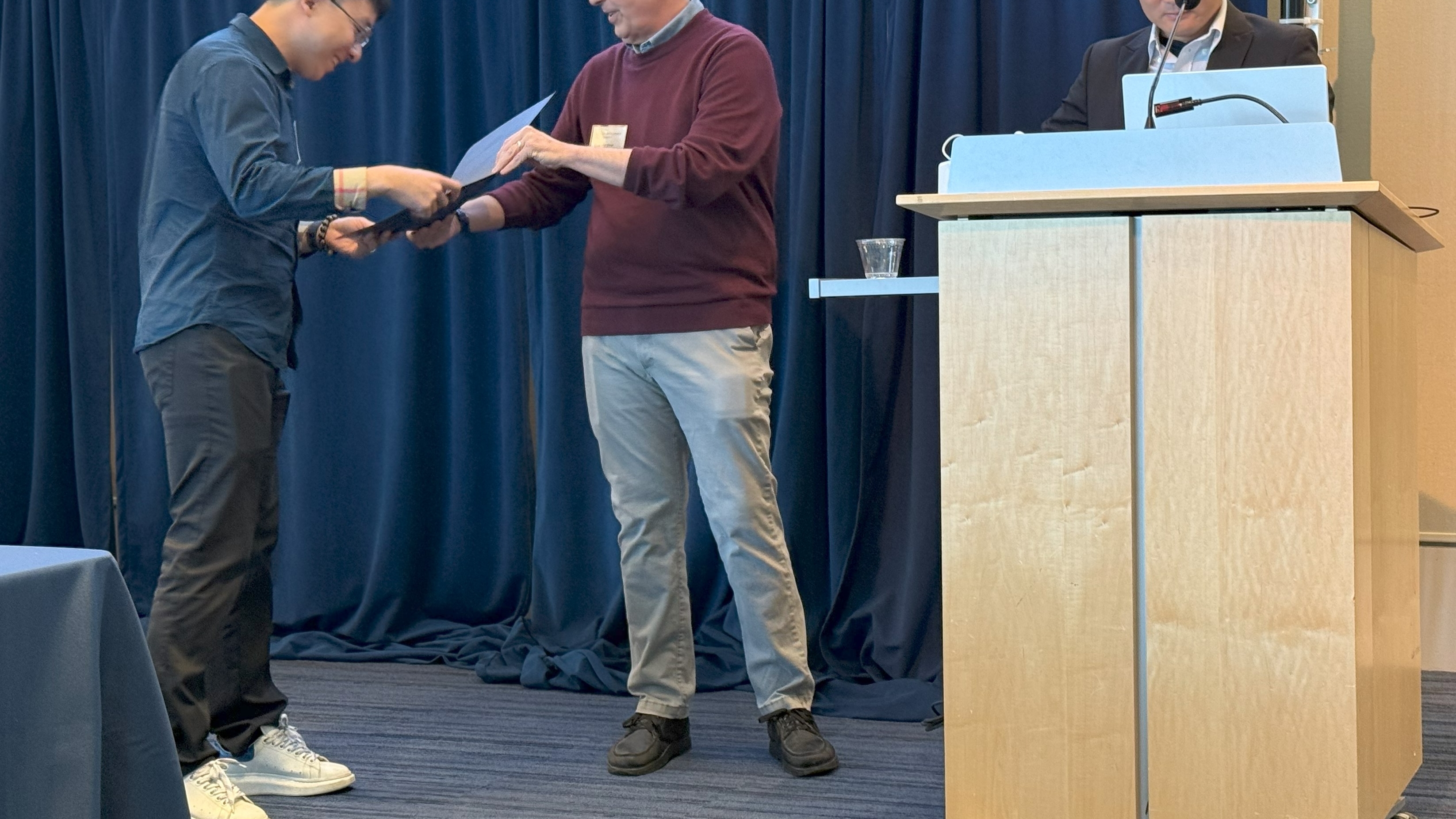 Lingpeng Shan receiving his award