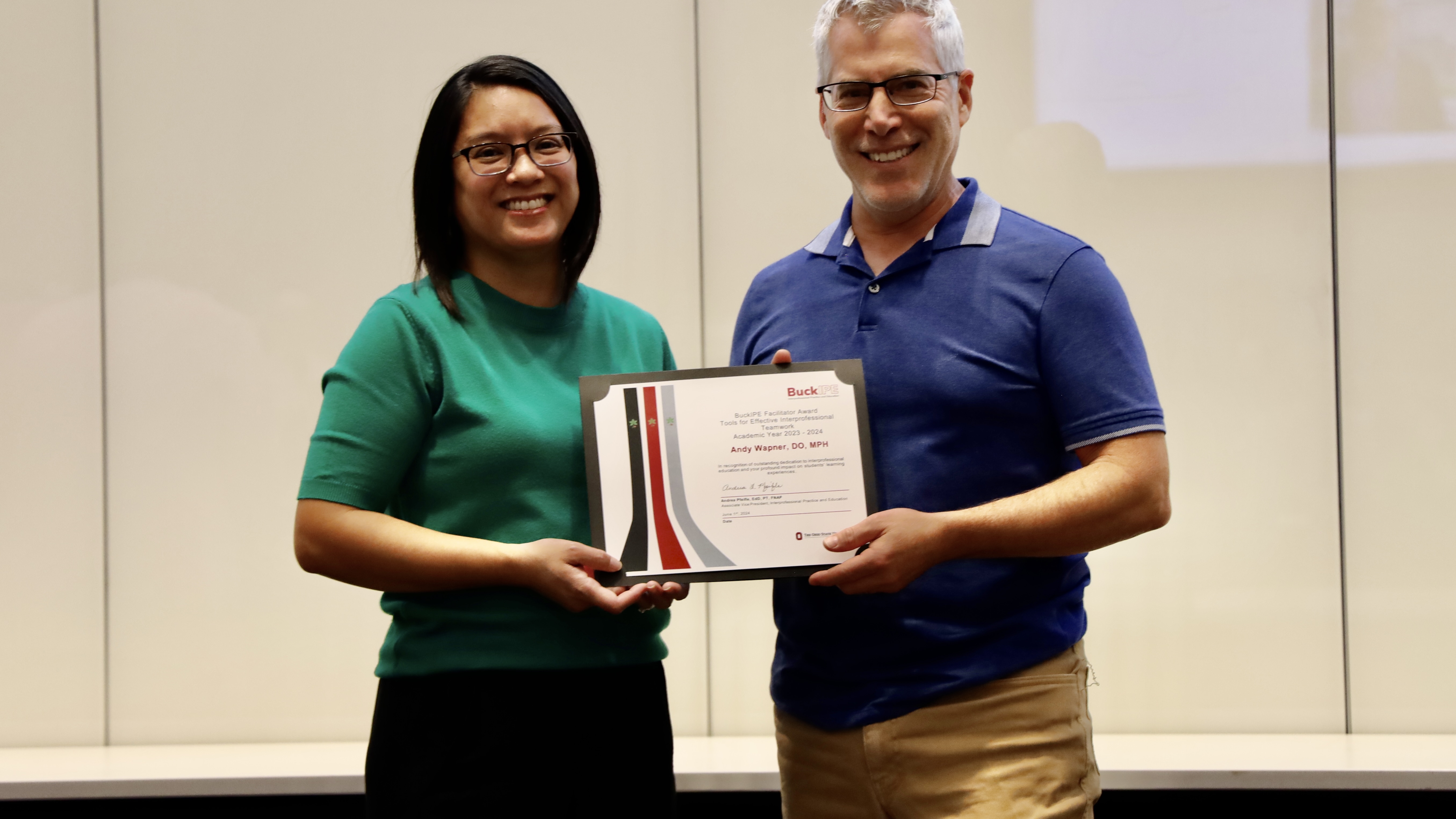 Cynthia Dougherty presents Andy Wapner with his award
