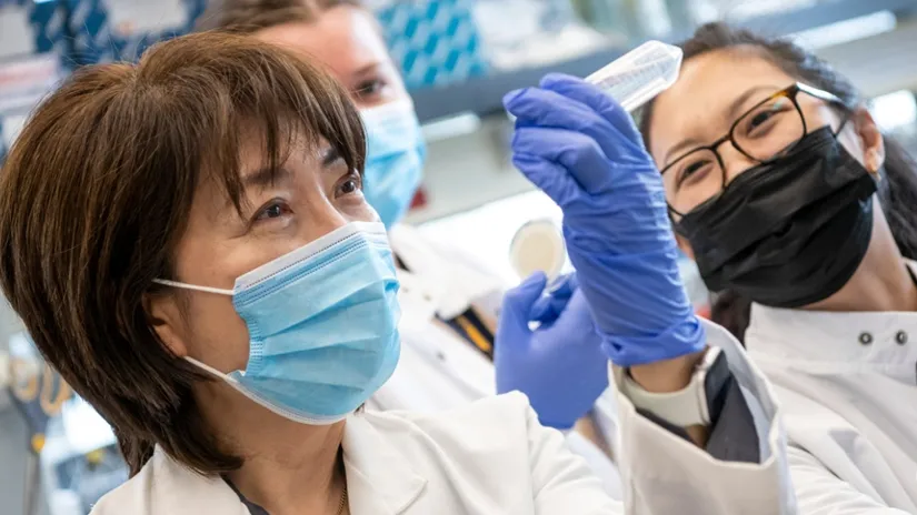 Jiyoung Lee and students in lab