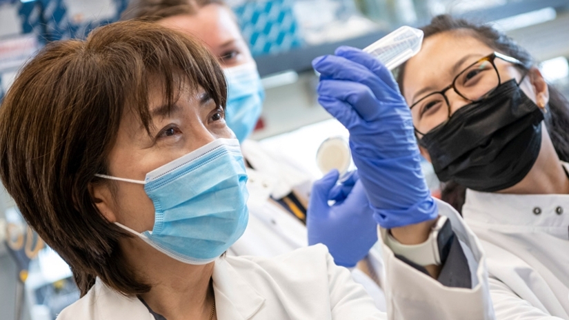 Jiyoung Lee and students in lab