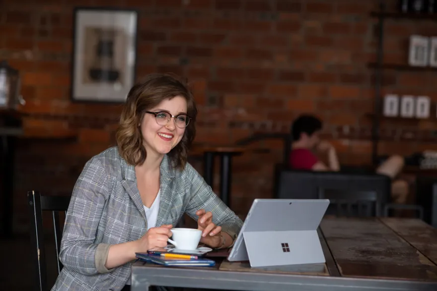 Woman studying on computer in a coffee shop