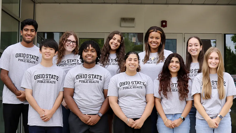 student Ambassadors in front of Cunz Hall