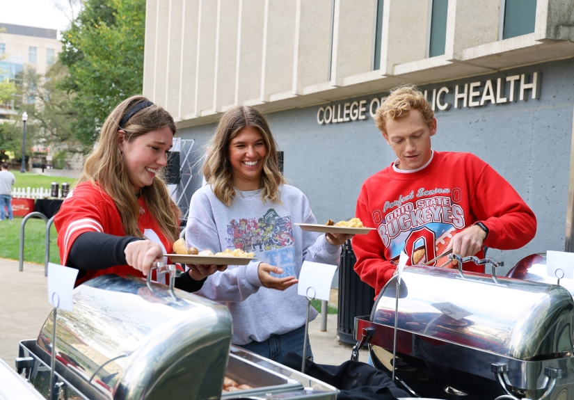 Students plate food in front of Cunz Hall.