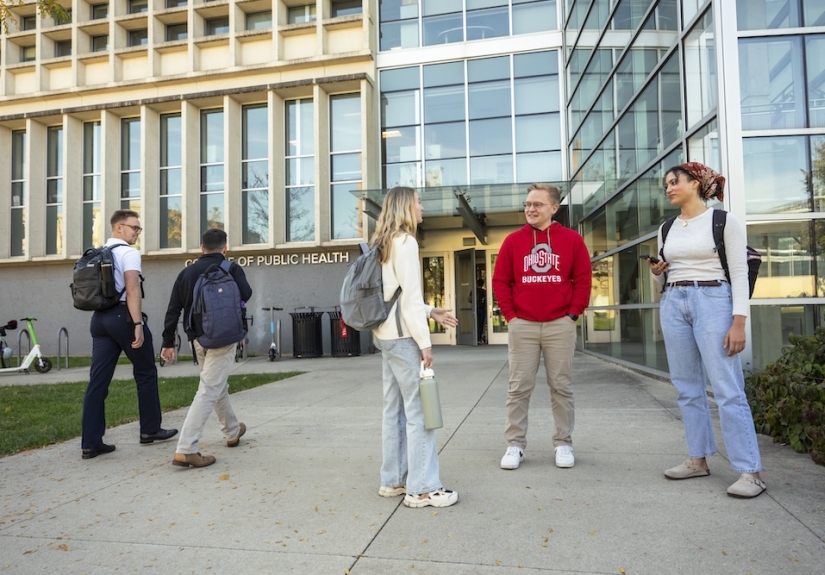 students in front of Cunz Hall