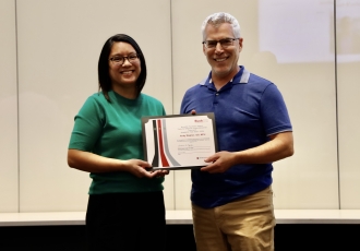 Cynthia Dougherty presents Andy Wapner with his award