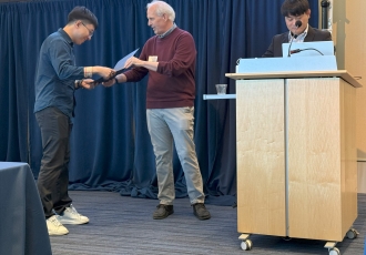 Lingpeng Shan receiving his award